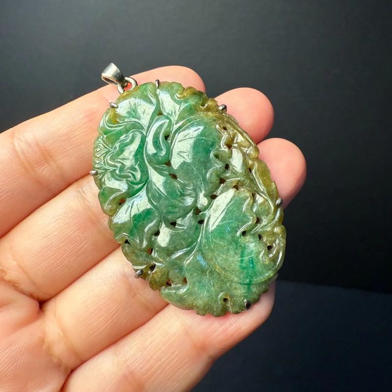翡翠吊坠：潮流与传统的交织